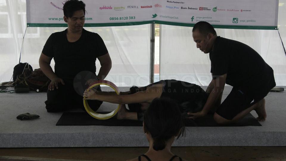 Para peserta Yoga Gembira Festival saat melakukan gerakan untuk mengurangi berat badan. nstruktur gerakan ini Decky Karunia dan Catur Ferdaniel.
